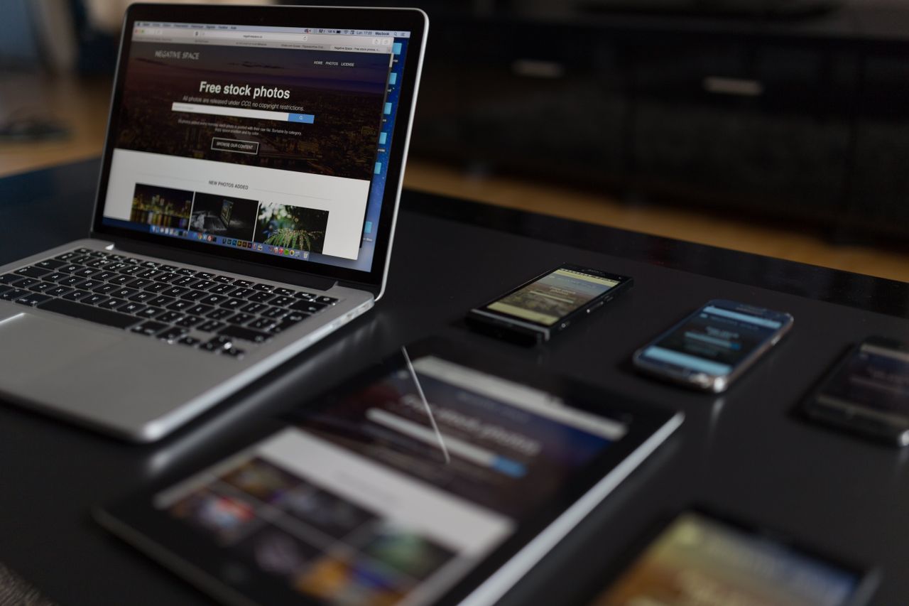 about-us Un espace de travail moderne présentant un ordinateur portable, une tablette et des smartphones, idéal pour un usage tech et freelance.